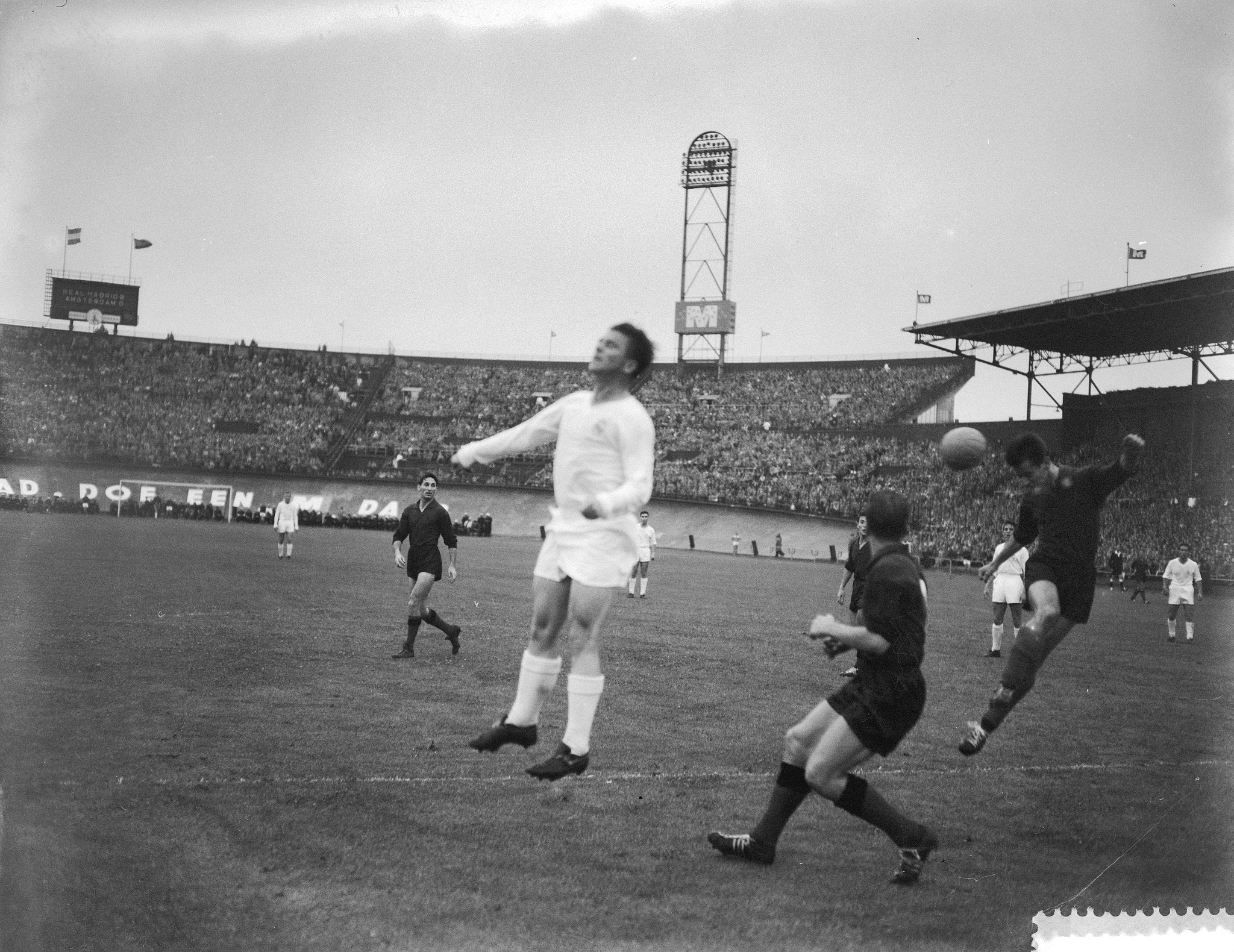 <a href="https://commons.wikimedia.org/wiki/File:Amsterdam_tegen_Real_Madrid_1-4_in_het_Olympisch_Stadion_te_Amsterdam,_Bestanddeelnr_910-4820.jpg">Wim van Rossem for Anefo</a>, CC0, via Wikimedia Commons